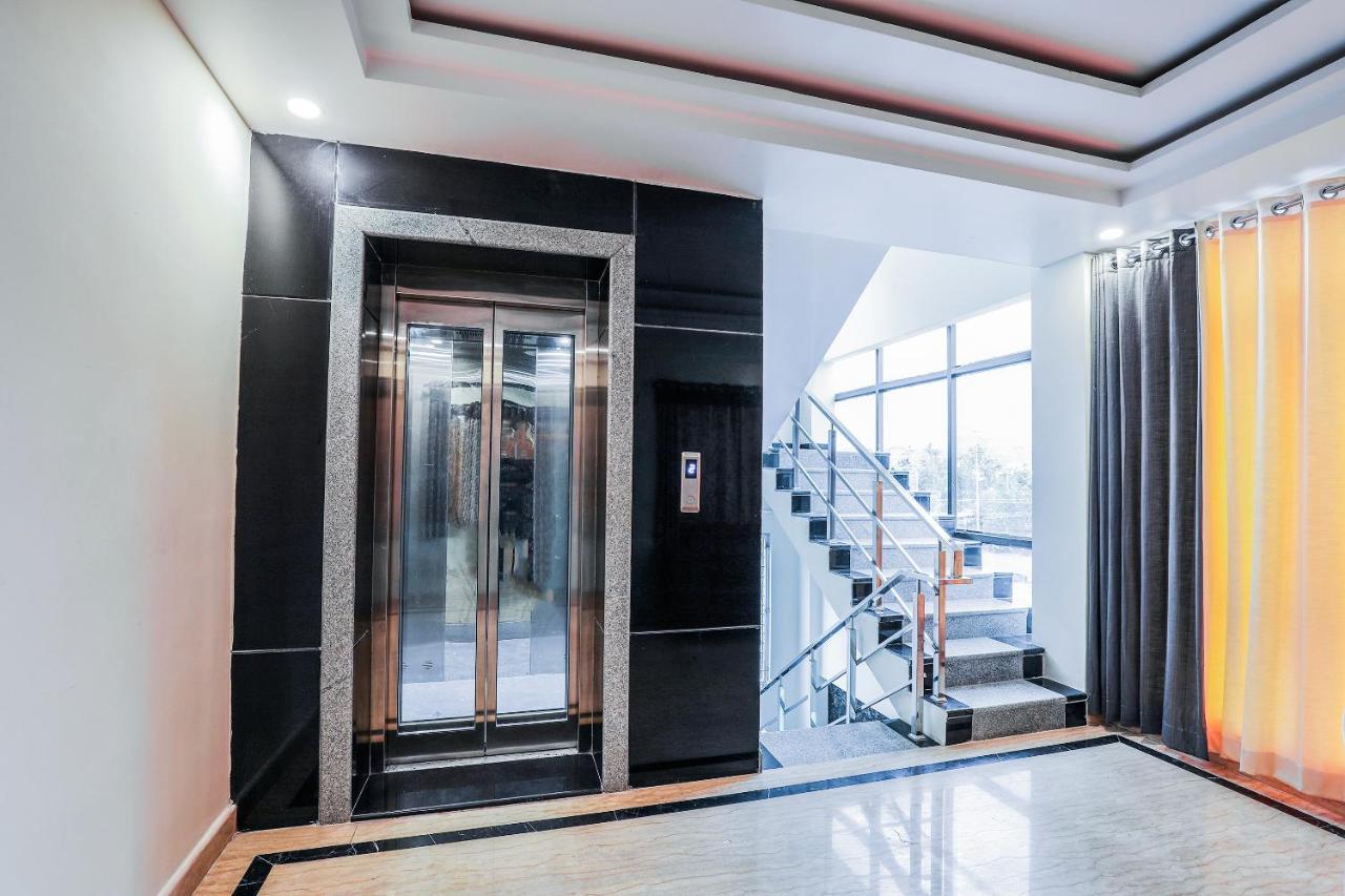 Oyo 16155 Hotel Dcm Grand Vijayawāda Eksteriør bilde