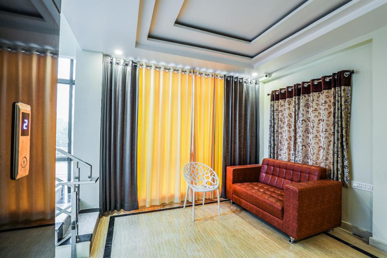 Oyo 16155 Hotel Dcm Grand Vijayawāda Eksteriør bilde